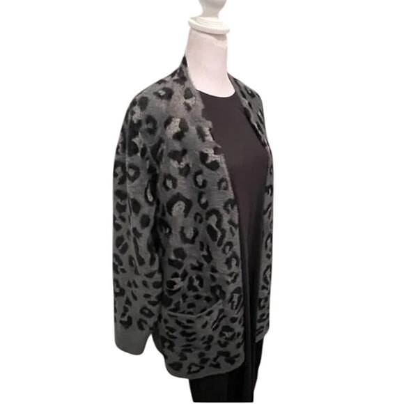 3045 NWT EVOLUTION by CYRUS Slate Cheetah Cardigan in XL - Picture 2 of 3